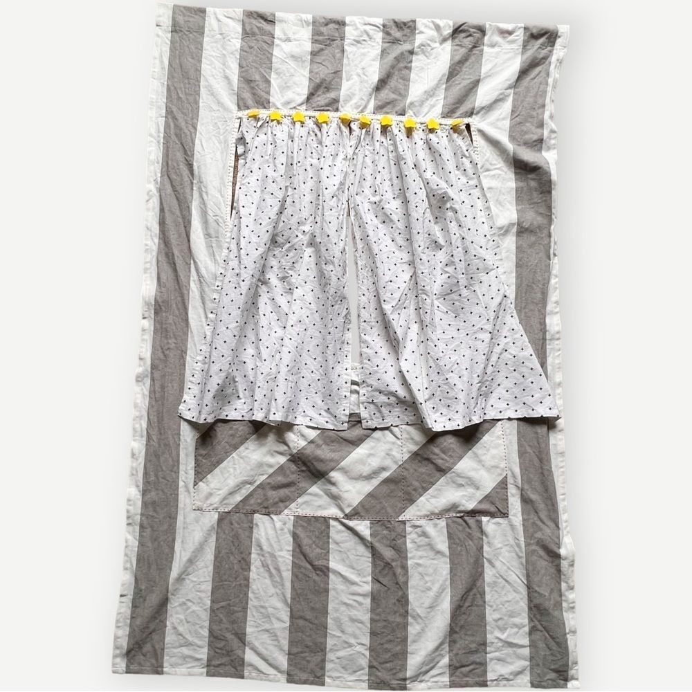 Crate & Barrel Crate&kid’s Kid’s Fabric Doorway Puppet Theater Pretend Play.